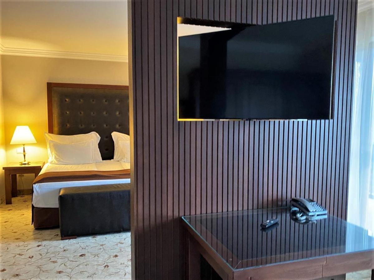 Maxi Park Hotel & Spa Velingrad Exterior foto A television in a hotel room
